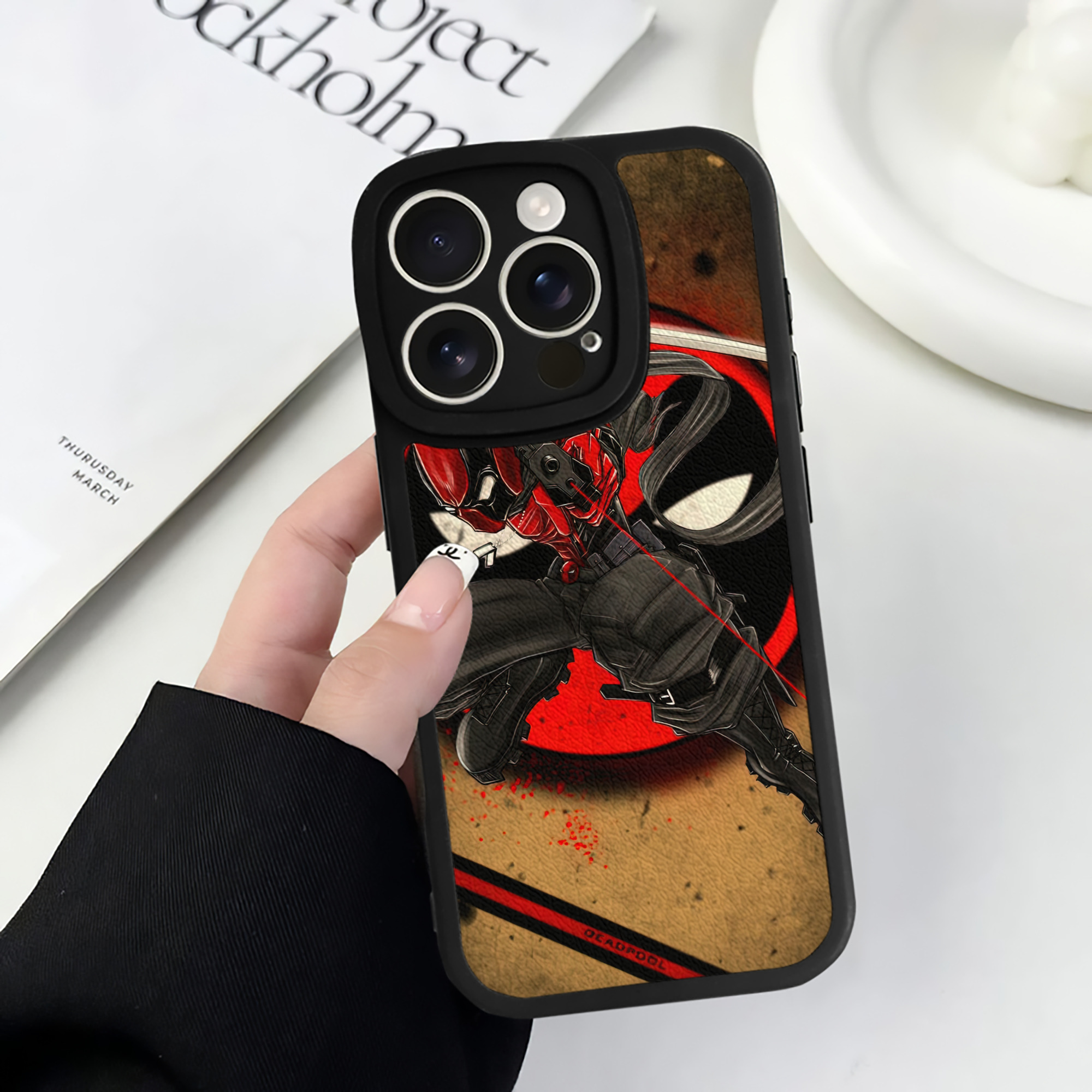 （画像用） Deadpool デッドプール 【iPhone 16シリーズ対応】シリコンスマホケース（レザー調） 材質：シリコン